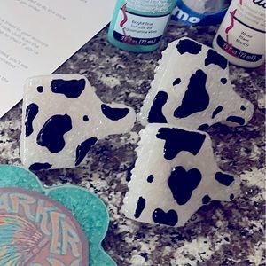 Cow ear tag vent clip